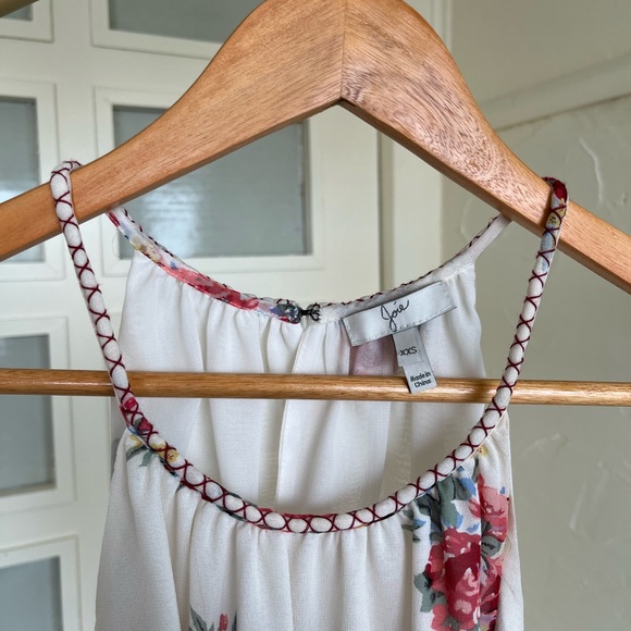 Beautiful Joie top with floral design - Picture 3 of 14